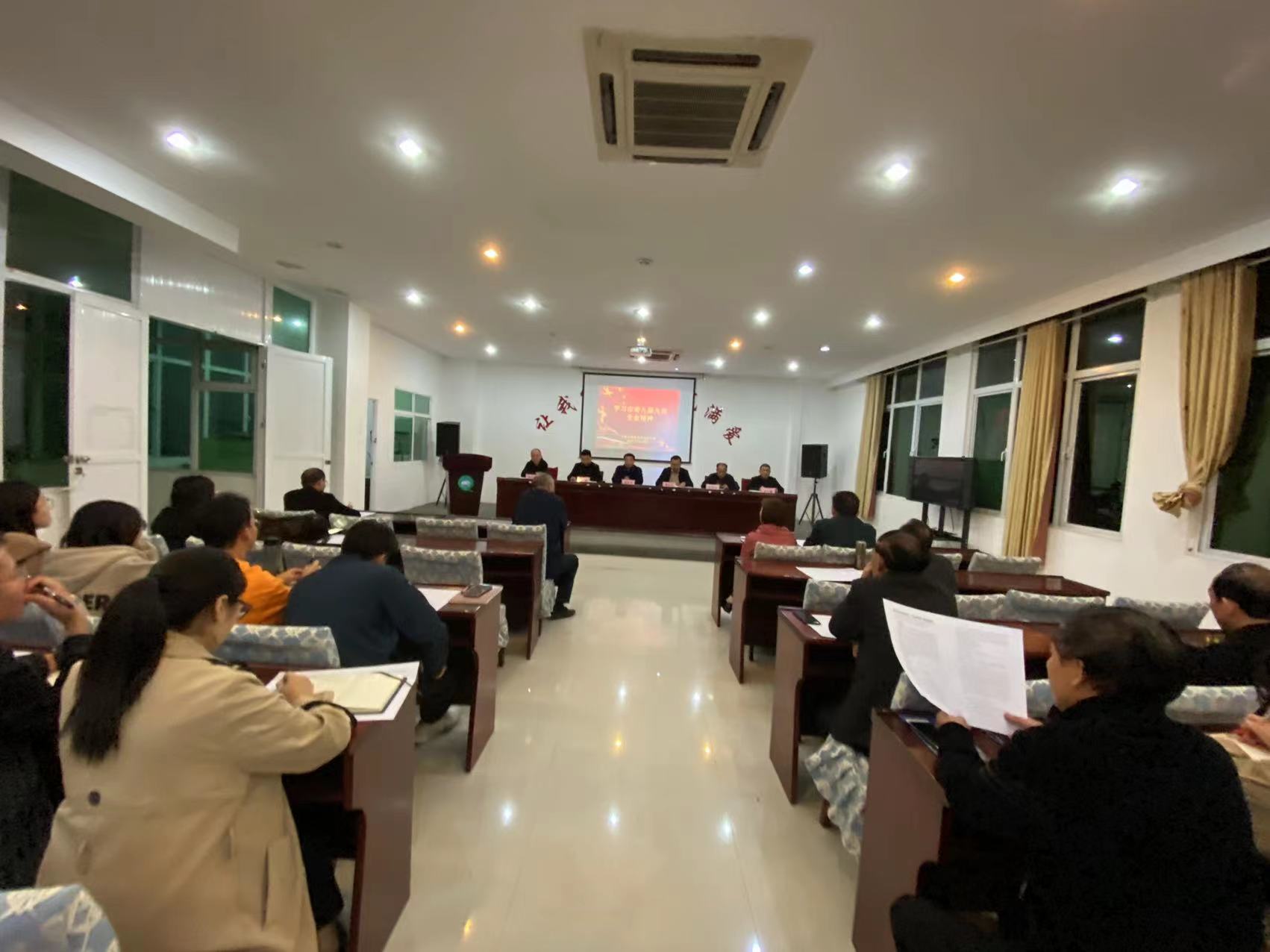 ����ǧ��ѧУȫ���쵼����ʦѧϰ��ί�Ž�Ŵ�ȫ�ᾫ���������ͬ־����ף��37����ʦ�ڴ���ϵĽ������