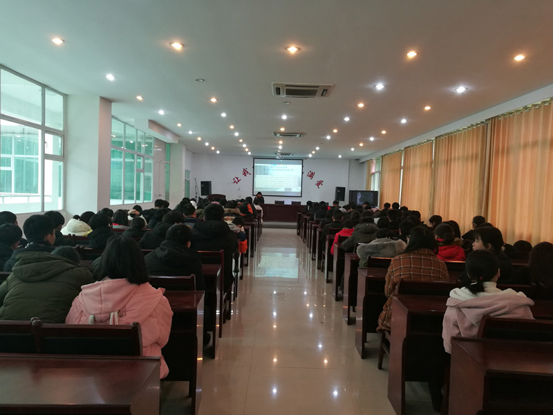 ǧ��ѧУ��һ��ĩ��Ա��